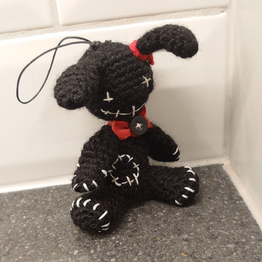 Söt liten svart amigurumi voodoo kanin