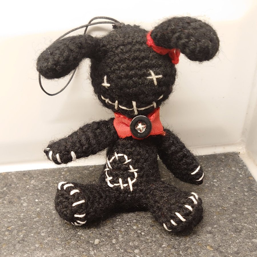 Söt liten svart amigurumi voodoo kanin