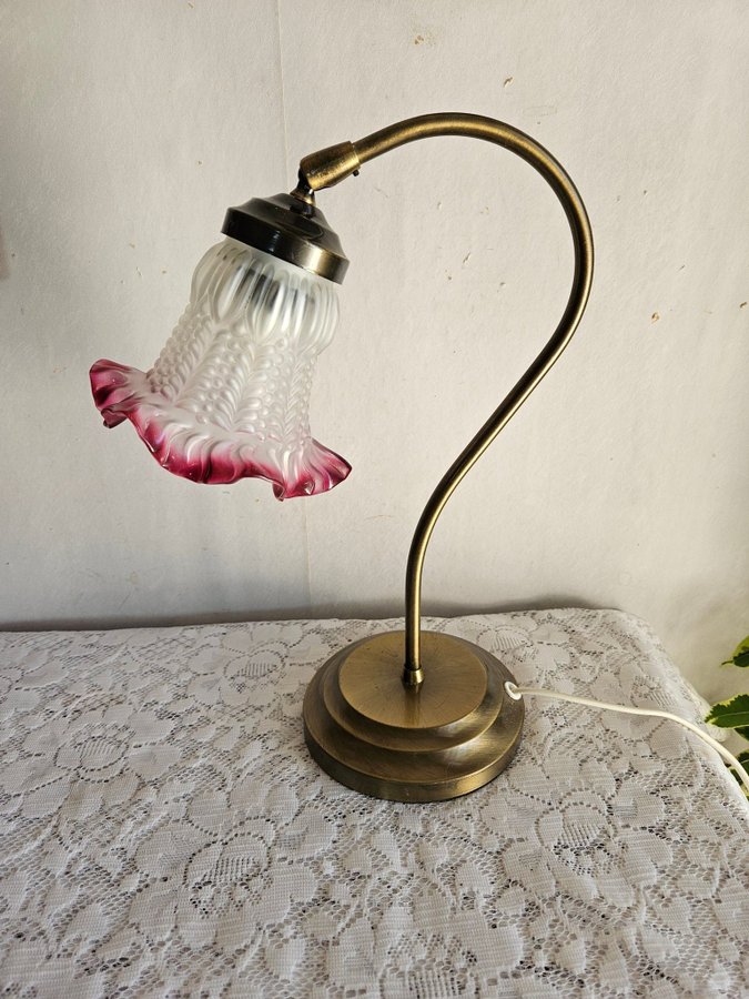 JUGENDSTIL RETRO VACKER BORDSLAMPA AV MÄSSING MED VECKAD GLASKUPA