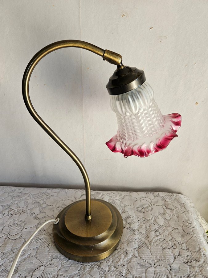 JUGENDSTIL RETRO VACKER BORDSLAMPA AV MÄSSING MED VECKAD GLASKUPA