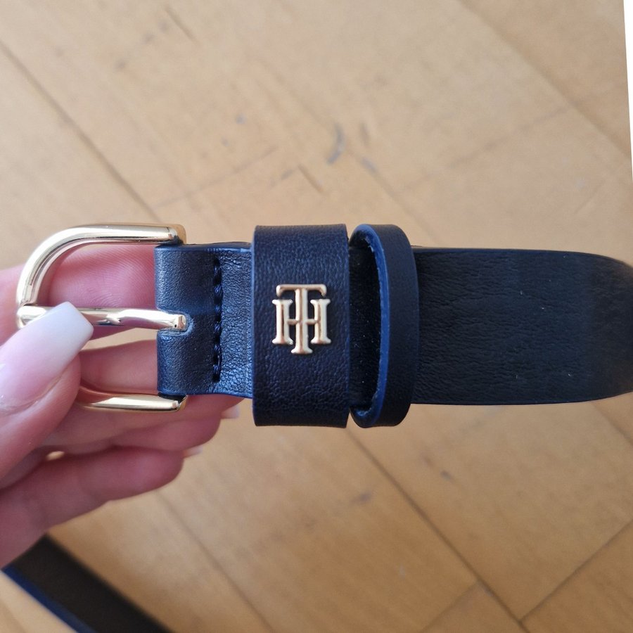 Tommy Hilfiger bälte skärp strl 90 cm marinblå