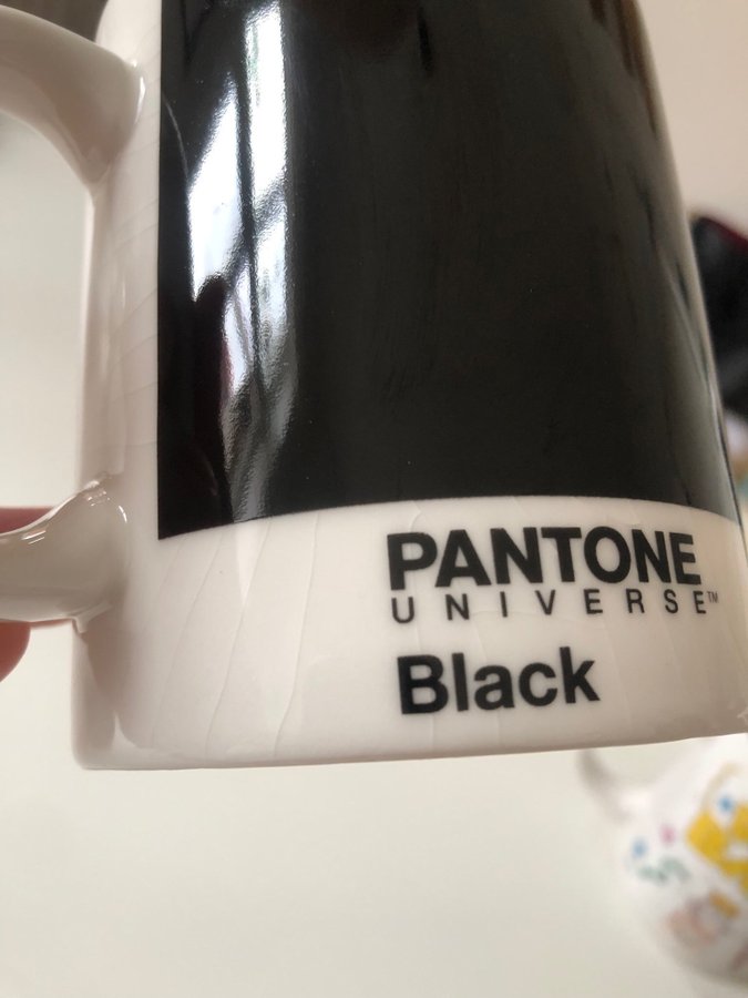 Pantone Universe stor mugg svart *krakelerad*