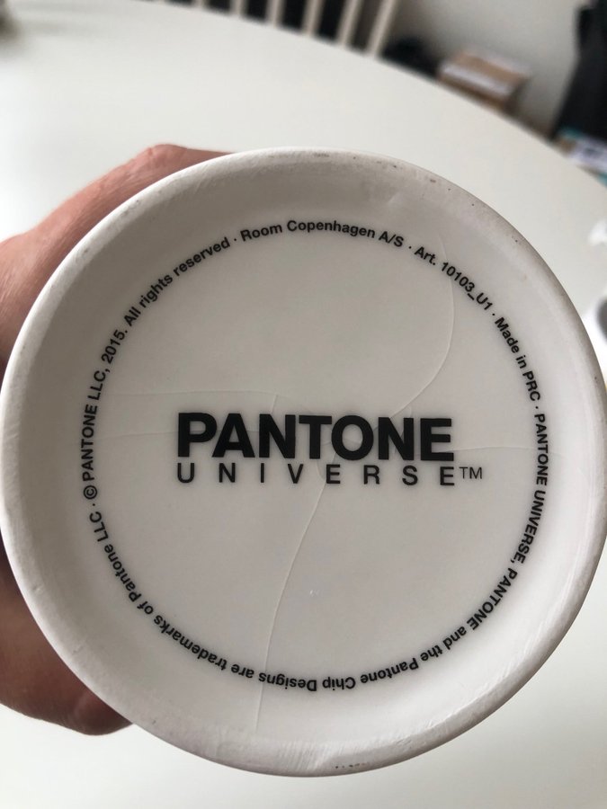 Pantone Universe stor mugg svart *krakelerad*