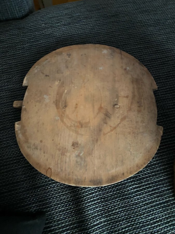 Antik träbytta märkt PO Olsson Hallen h21cm d 23cm