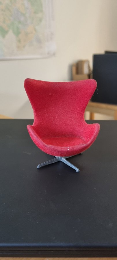 Lundby/Brio Ägget röd fåtöljen formgavs av Arne Jacobsen Retro