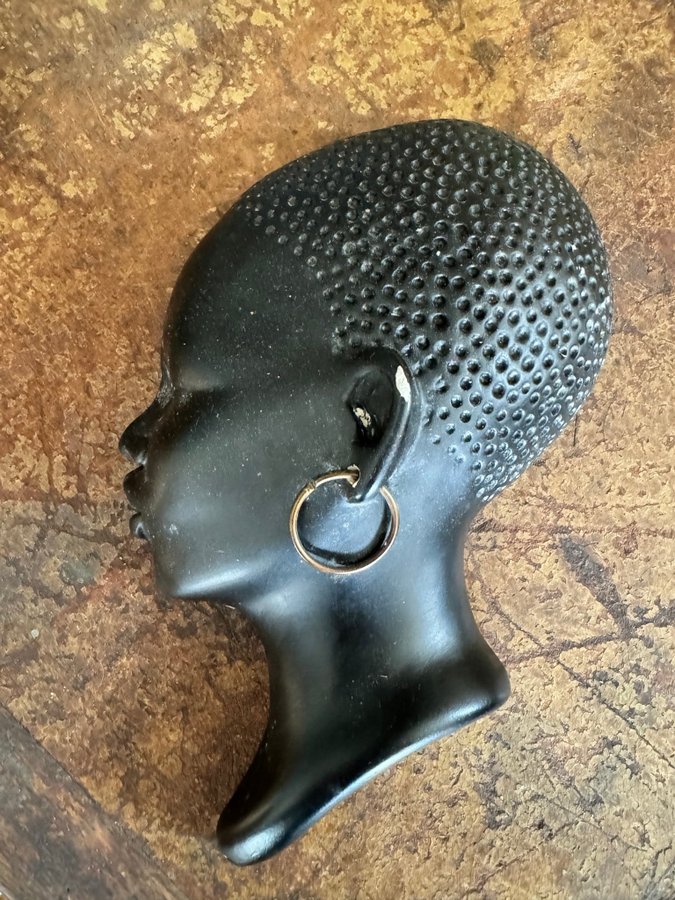 Svensktillverkad svart skulptur av ett kvinnohuvud