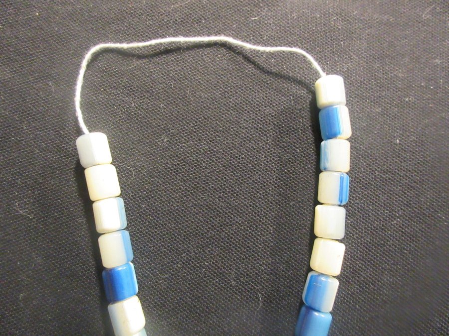 VACKERT RADBAND (med blå och vita pärlor