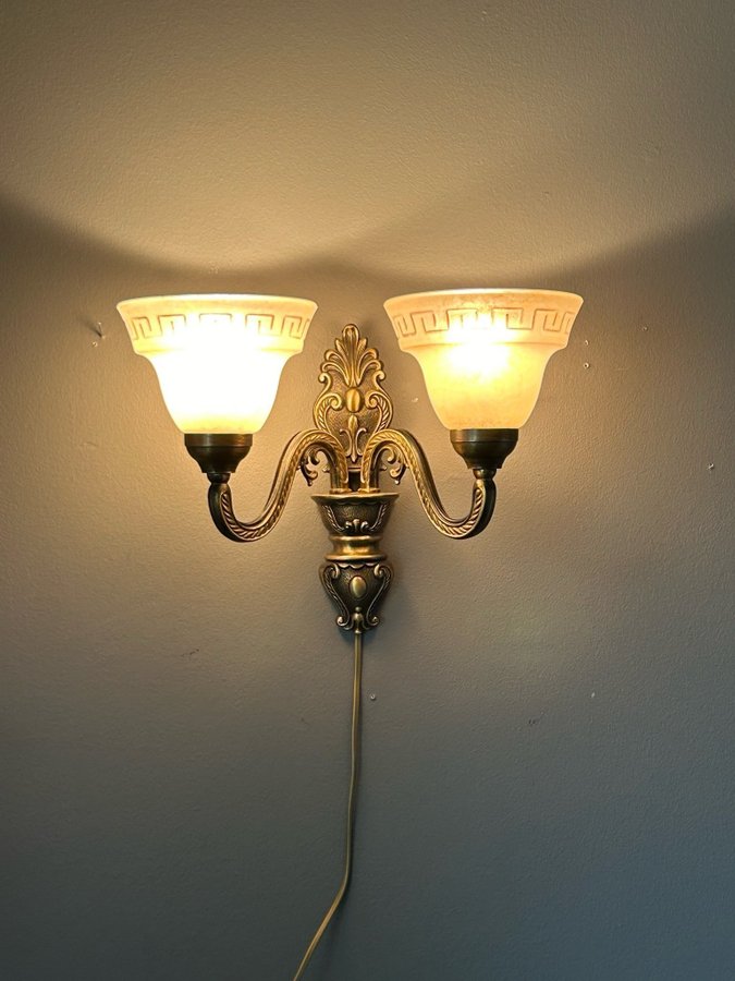 Fantastiskt vägglampa ATELJÉ LYKTAN mässingfärgad metall och glaskupor art deco