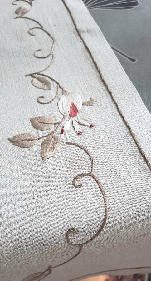 LINNE LÖPARE OBLEKT BLOMKNOPPAR HANDBRODERI