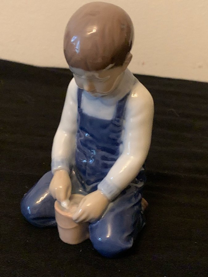 Bing  Gröndal /Danmark figurin pojken med hink 14 cm höjd