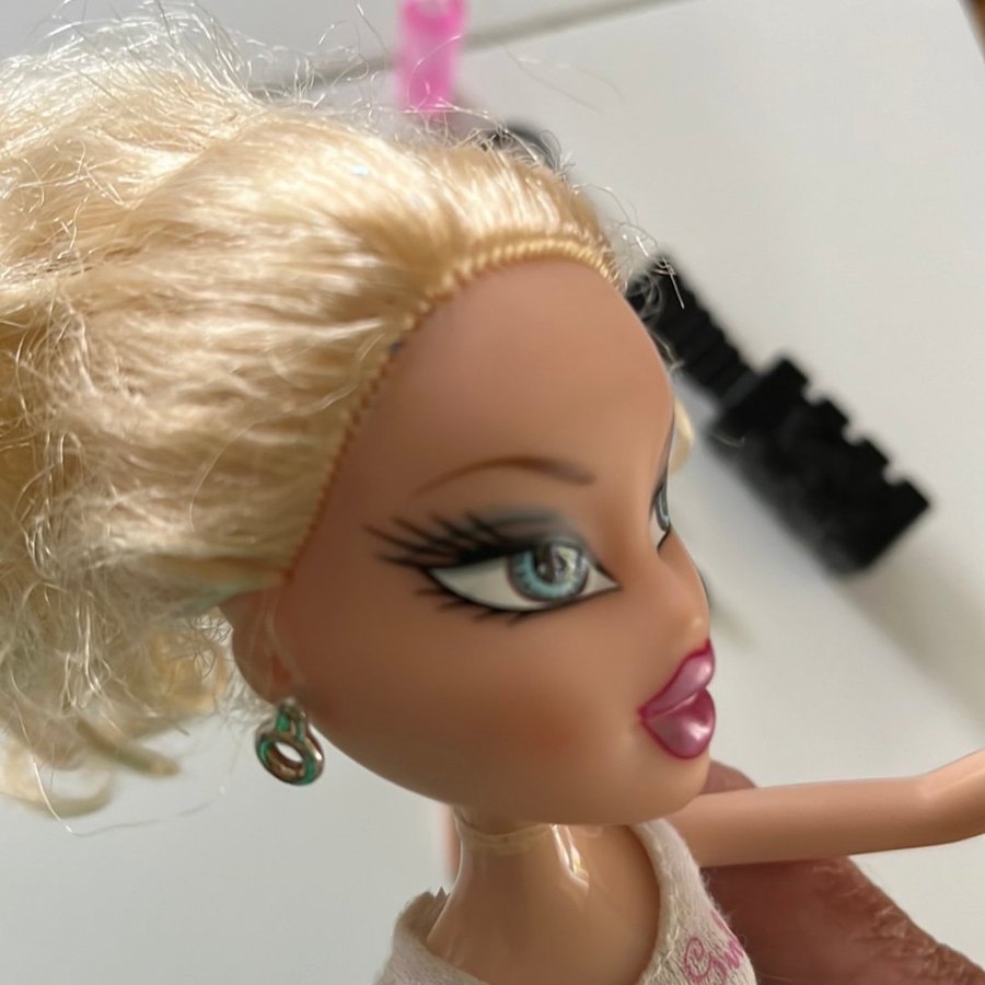 Bratz Cloe 2001 MGA docka med tillbehör