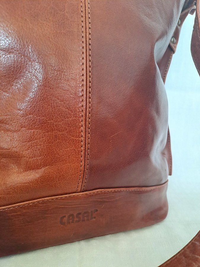 Mycket fin axelremsväska i äkta läder av märket Casal