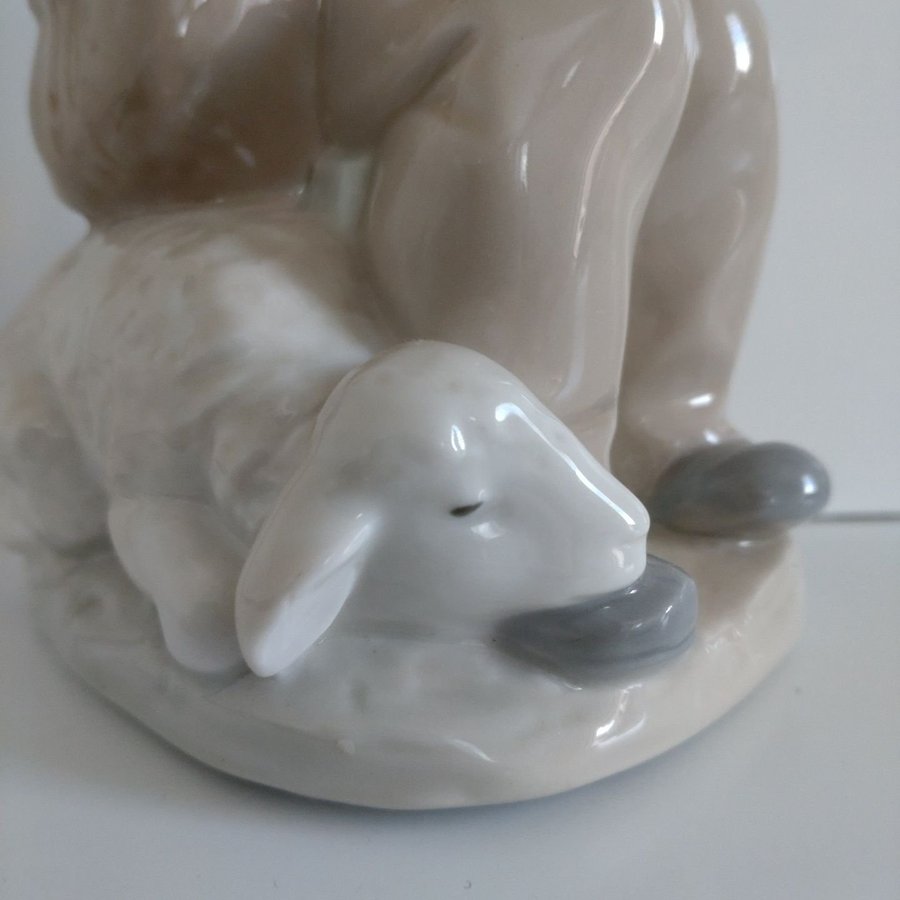 Lladró figurin pojke med får