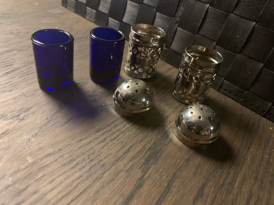 Cobolt blue glass liners salt peppar shakers kar EPNS Silver plated England