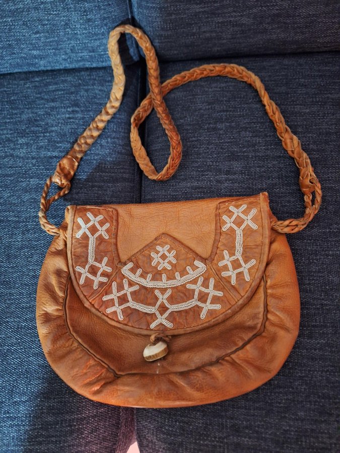 Väska i renskinn med tenntrådsbroderi i samisk stil