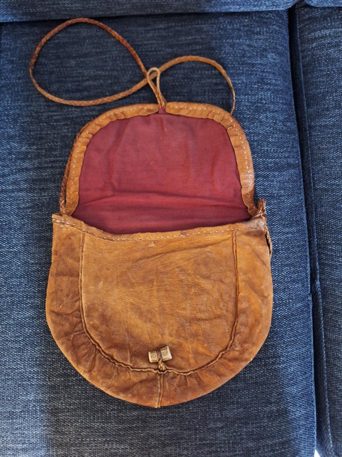 Väska i renskinn med tenntrådsbroderi i samisk stil