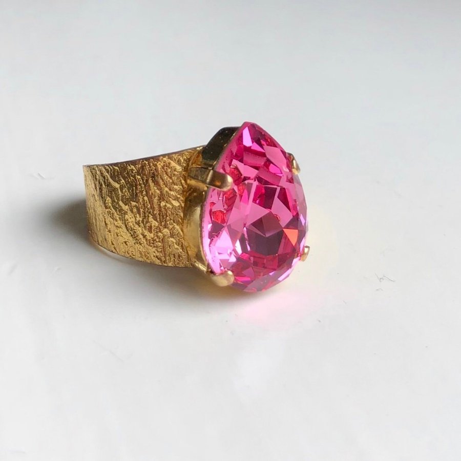 Caroline Svedbom drop ring guld ceris rosa kristall