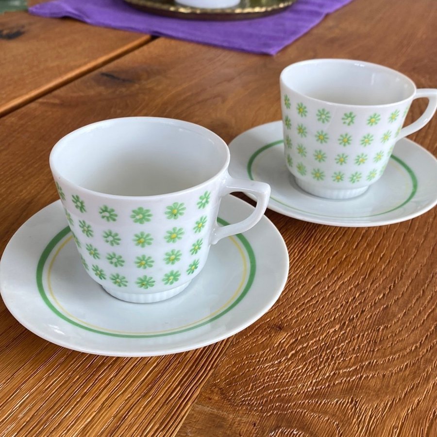 Kaffekoppar med mönster i grön färg trevlig retro kaffekopp