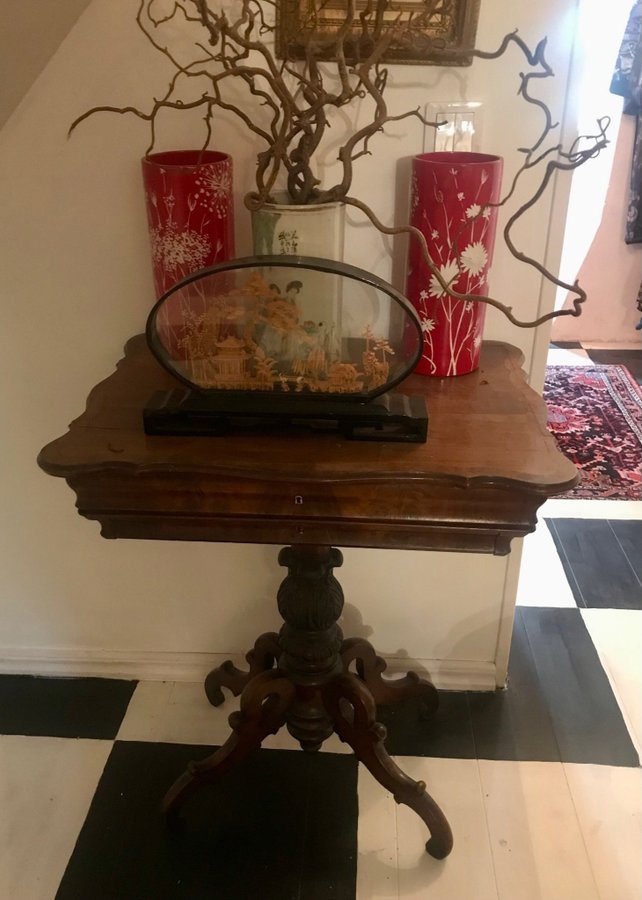 Sybord med två antika vaser 1800-tal
