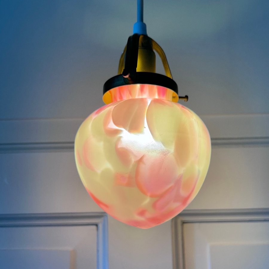 Fönsterlampa Pukeberg Rosa Vit Glaskupa Mässing Klotlampa Lampa Konstglas