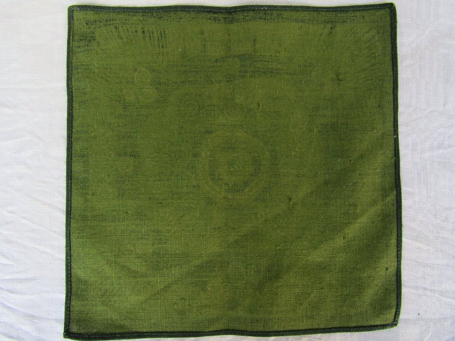 Äldre tryckt grön duk linne 28x28cm textil signerad UML Ulla Margareta Littorin