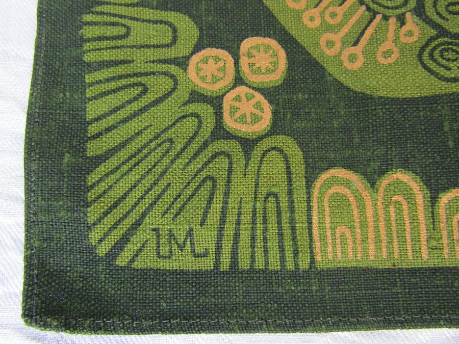 Äldre tryckt grön duk linne 28x28cm textil signerad UML Ulla Margareta Littorin