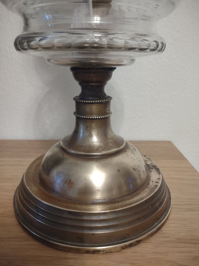 Antik mässing fotogenlampa med glasrör och kupa