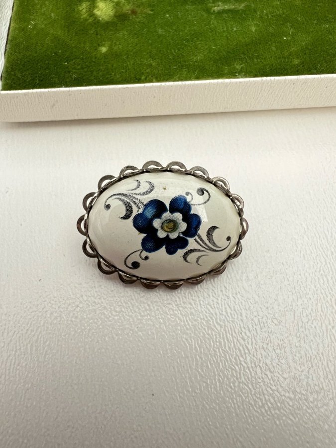Vintage porslin brosch med blå blomma