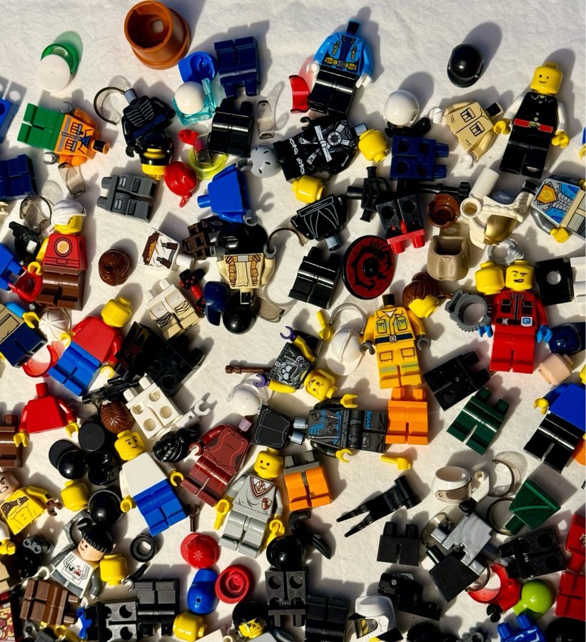 Lego Minifigure och tillbehör Minifig Massor av olika delar Ca: 460 gr