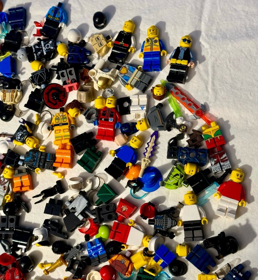 Lego Minifigure och tillbehör Minifig Massor av olika delar Ca: 460 gr