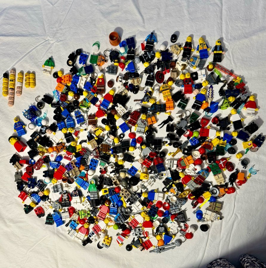 Lego Minifigure och tillbehör Minifig Massor av olika delar Ca: 460 gr