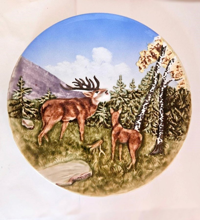 Keramiktavla majolika porslin handmålade hjortar i relief tyska Schramberg