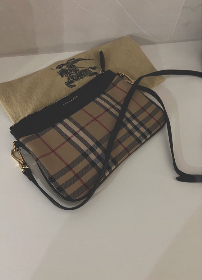 Burberry axelremsväska