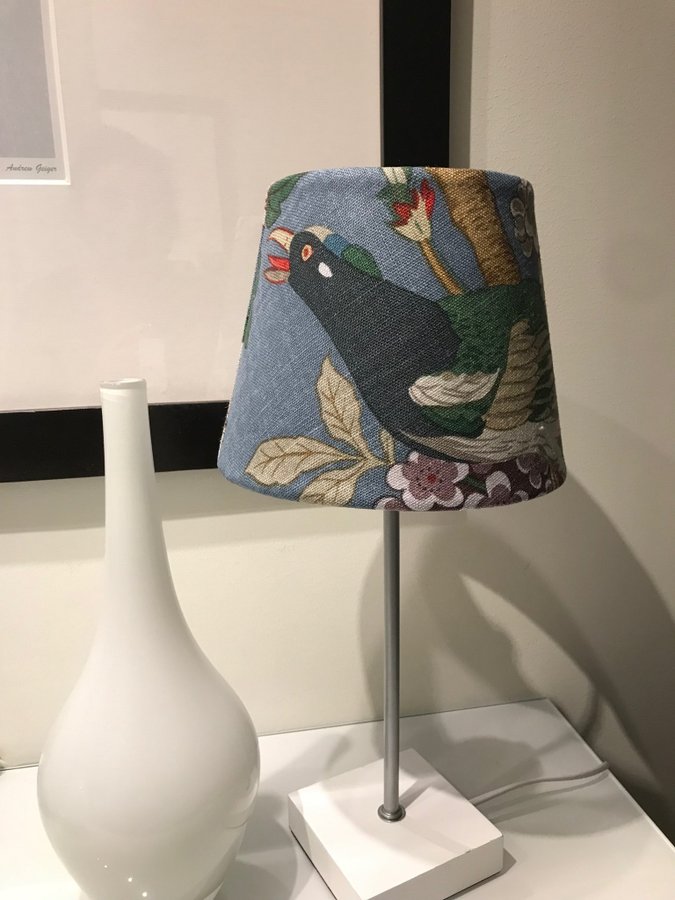 LAMPSKÄRM TYG FRÅN SVENSKT TENN GP  J BAKER / HYDRANGEA BIRD INDIGO TEXTIL