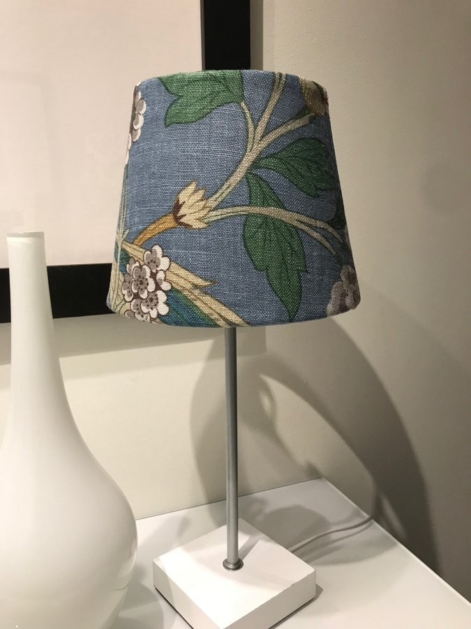 LAMPSKÄRM TYG FRÅN SVENSKT TENN GP  J BAKER / HYDRANGEA BIRD INDIGO TEXTIL