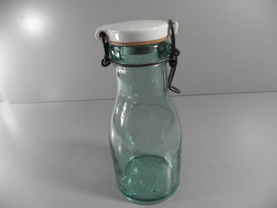 FLASKA - Äldre handblåst grön flaska med porslinslock Tjockt glas