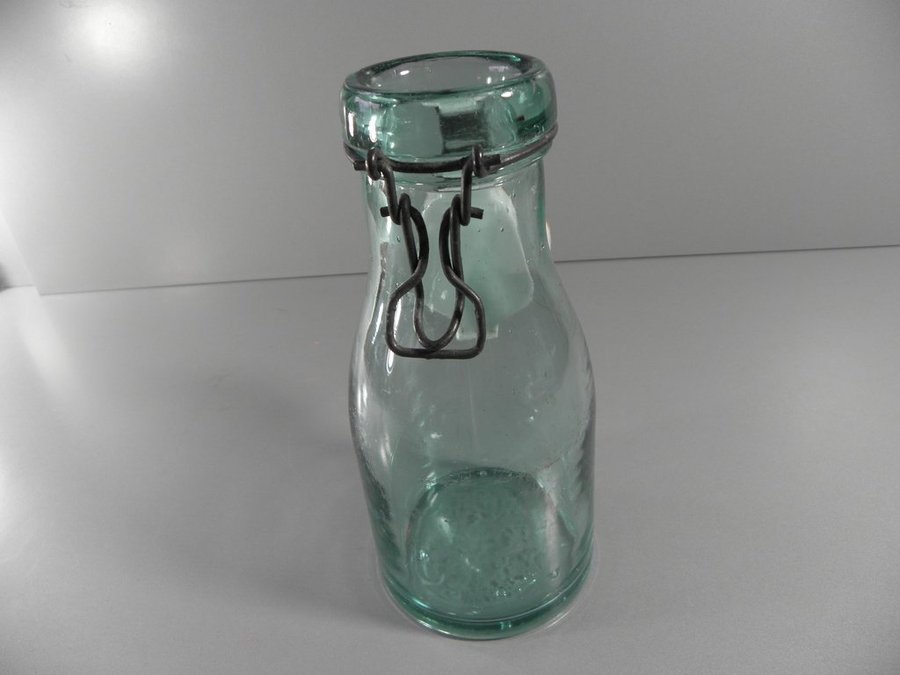 FLASKA - Äldre handblåst grön flaska med porslinslock Tjockt glas