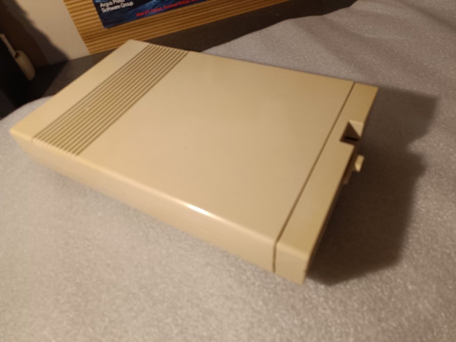 Commodore Disk Drive 1571 with cables and disc