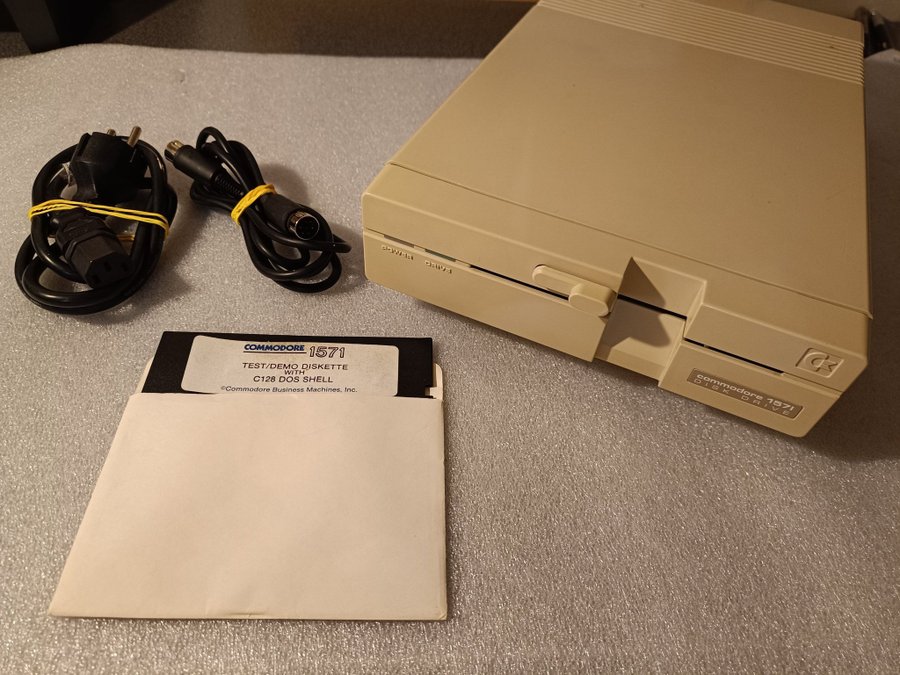 Commodore Disk Drive 1571 with cables and disc