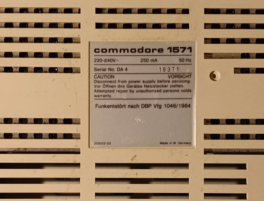 Commodore Disk Drive 1571 with cables and disc