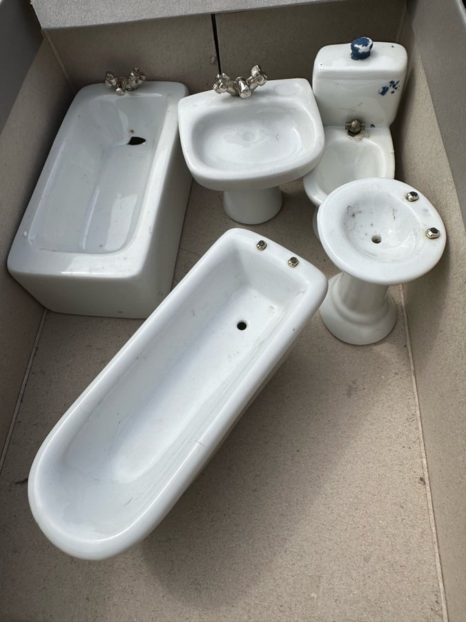 Badrumsmöbler toalettstol handfat badkar i porslin Dockskåpsmöbler