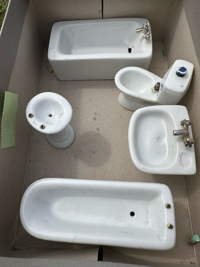 Badrumsmöbler toalettstol handfat badkar i porslin Dockskåpsmöbler