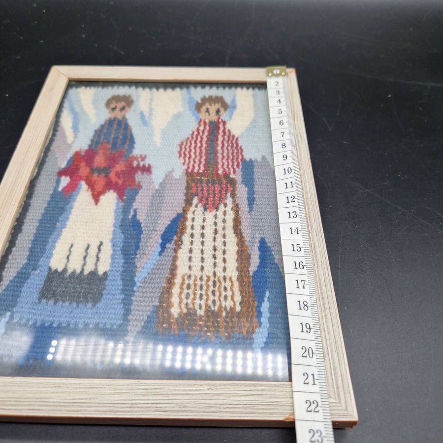 Flamskvävnad två kvinnor i folkdräkt tavla vintage 17x22cm