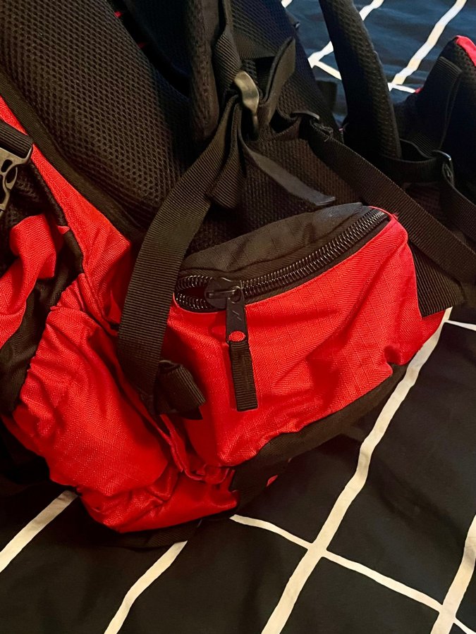 Essl vandringsryggsäck 40 liter röd svart backpack outdoor