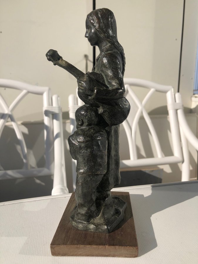 S Haag Skulptur i brons ”mor med barn” hö exkl sockel ca:23 cm