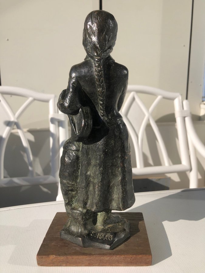 S Haag Skulptur i brons ”mor med barn” hö exkl sockel ca:23 cm