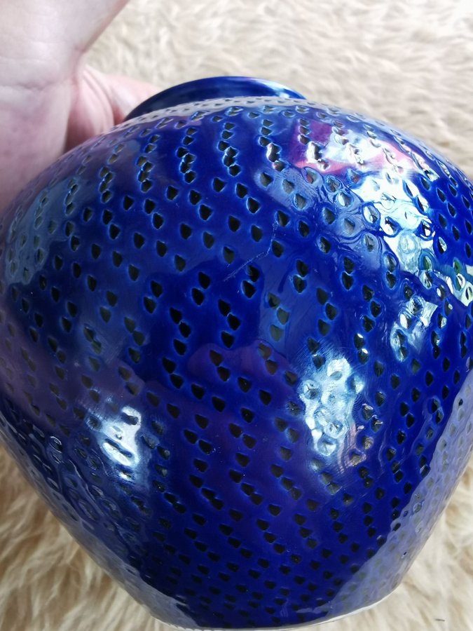 En otroligt vacker blå vas från Töreboda! Ovanlig Keramik