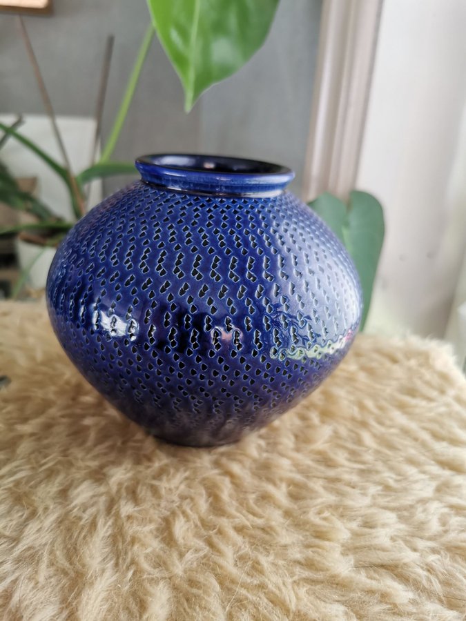 En otroligt vacker blå vas från Töreboda! Ovanlig Keramik
