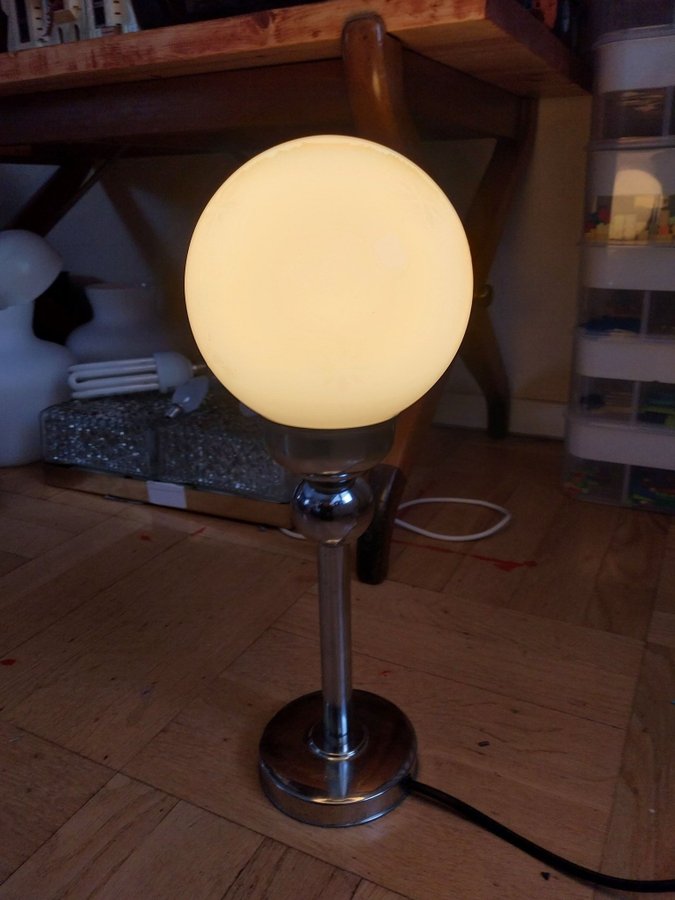 Bordslampa art deco stil glas i klot form med kromerad