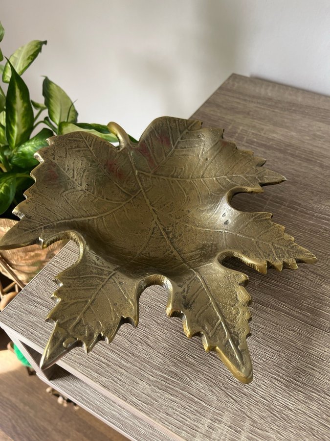 Fint stort fat / skål i metall i form av ett löv